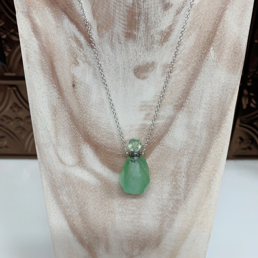 Elegant Green Crystal Pendant Necklace for Essentials Oils